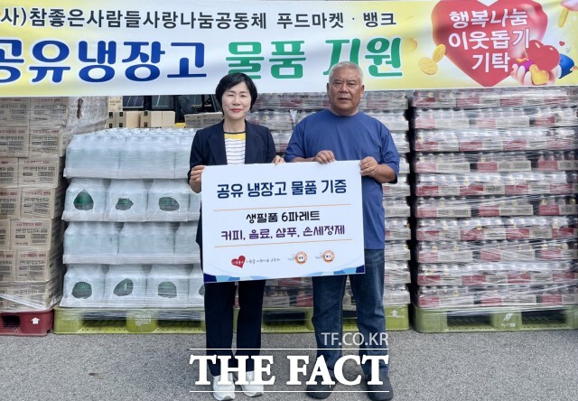 참좋은사람들사랑나눔공동체 유영준 대표(우측)는 19일 커피와 생활용품 등을 정읍시에 기부하며 지역 사회에 따뜻한 나눔을 전했다. 기부 물품은 라떼 커피 240박스, 음료 96박스, 손세정제 140박스, 샴푸 175박스로 주민들의 생활에 실질적인 도움을 주기 위해 준비됐다. /정읍시