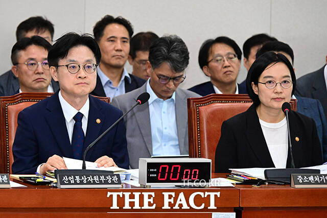 산자위 전체회의 출석한 김정관 산업통상자원부 장관과 한성숙 중소벤처기업부 장관.