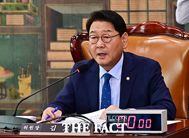 회의 주재하는 김교흥 문체위원장.