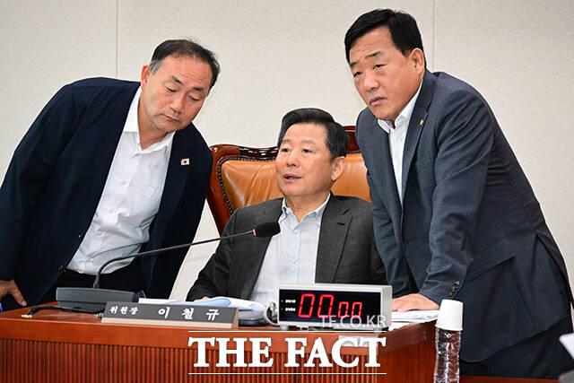 이철규 산자위 위원장(가운데)과 여야 간사인 김원이 더불어민주당 의원, 박성민 국민의힘 의원이 대화하고 있다.