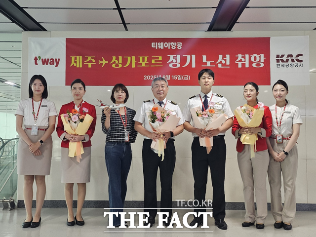 티웨이항공은 15일 제주국제공항에서 김세미 제주지점장(왼쪽에서 세 번째)과 관계자들이 참석한 가운데 제주-싱가포르 신규 취항식 행사를 개최했다. /티웨이항공