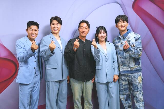 방송인 김종민 박수홍, 이승훈 CP, 방송인 사유리 손민수(왼쪽부터)가 19일 오후 2시 서울 금천구 TV조선 가산동 스튜디오에서 TV조선 예능프로그램 우리 아기가 태어났어요 발대식을 진행했다. /TV조선