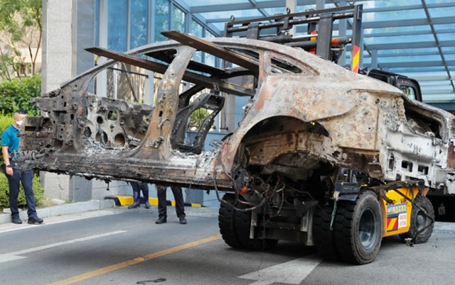 벤츠코리아는 19일 입장문을 통해 메르세데스-벤츠는 당국의 조사에 성실히 협조해 왔으며, 앞으로도 조사에 협조할 것이라며 공정위 의견을 존중하지만 심사보고서의 결론은 당사의 법률적 판단과 일치하지 않는다고 밝혔다. 지난해 8월 인천 서구 청라동 한 아파트 지하주차장에서 화재가 발생해 전소된 벤츠 전기차가 지게차로 옮겨지고 있다. /뉴시스