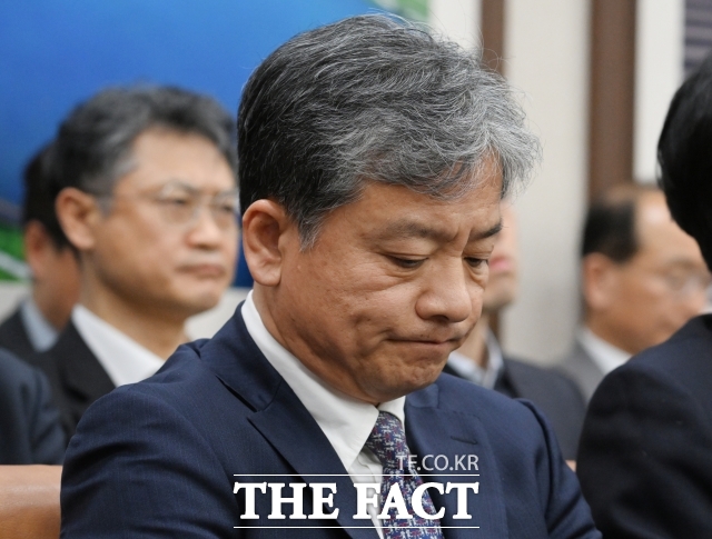 지난 2월 10명의 사상자를 낸 세종안성 고속도로 붕괴사고는 안전장치인 전도방지지설(스크류잭) 임의제거를 포함한 현대엔지니어링의 총체적 부실이 낳은 인재라는 조사결과가 나왔다. 정부가 중대 재해에 대해 무관용 원칙을 강조하며 강력한 처벌을 예고한 바 있어 향후 처벌 수위에 관심이 쏠린다. 사진은 주우정 현대엔지니어링 대표가 지난 3월 13일 오전 서울 여의도 국회에서 열린 국토교통위원회 전체회의에 참석하고 있다. /국회=박헌우 기자