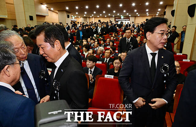 [더팩트ㅣ남윤호 기자] 정청래 더불어민주당 대표와 송언석 국민의힘 비상대책위원장 겸 원내대표가 18일 서울 동작구 국립서울현충원 현충관에서 김대중 전 대통령 서거 16주기 추도식 참석을 마친 후 자리를 뜨고 있다.