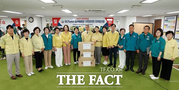 대전 서구의회 의원들이 19일 서구청 을지연습 종합상황실을 방문해 구민의 안전을 위해 훈련에 임하고 있는 직원들을 격려하고 위문품을 전달했다./대전 서구의회