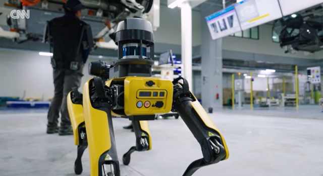 현대자동차그룹은 지난 13일 CNN 마켓플레이스 아시아가 싱가포르에 설립한 글로벌 혁신센터(HMGICS)를 방문해 로봇과 인공지능(AI)을 결합한 초자동화 생산 시스템과 사람 중심의 유연한 제조 환경을 미래 공장의 모델로 소개했다고 19일 밝혔다. CNN 뉴스 화면 갈무리. /현대자동차그룹