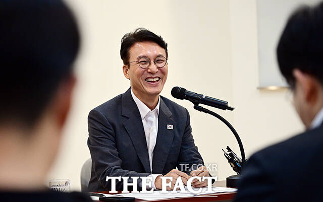 김민석 국무총리는 19일 정부·여당이 추진 중인 검찰개혁에 대해 수사·기소 분리는 확고하지만 조율할 시간을 충분히 갖는게 좋겠다며 속도 조절을 시사했다. /임영무 기자