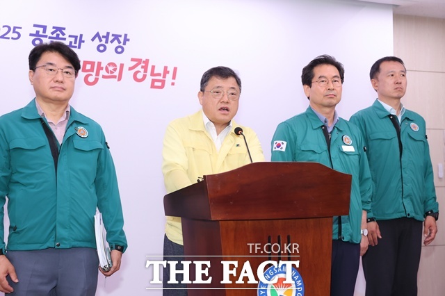 박명균(왼쪽 두번째) 경남도 행정부지사가 19일 도청 프레스센터에서 지난달 집중호우 피해복구 관련 브리핑을 하고 있다. /경남도