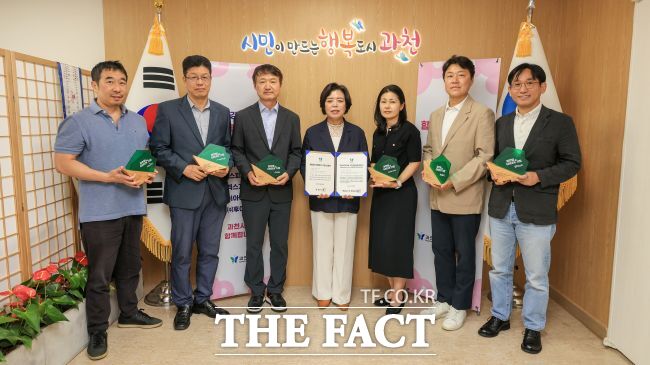 신계용 과천시장(가운데)이 ‘과천형 GREEN(그린) 기업’ 인증서를 전달하고 있다./과천시