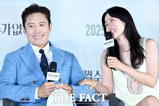 이병헌(왼쪽)은 25년간 헌신한 제지 공장에서 하루아침에 해고된 후 재취업을 준비하는 구직자 만수 역을 맡아 작품을 이끈다. /남용희 기자