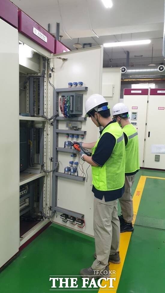 경기 고양시 전기 설비 담당자가 '일산공동구'에서 화재 예방을 위한 변전설비를 점검하고 있다. /고양시
