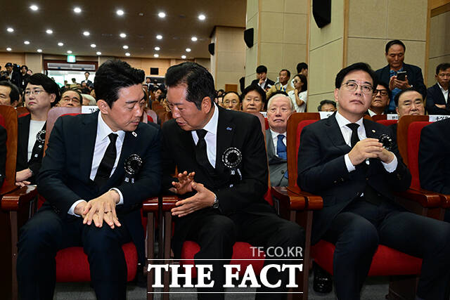 정청래 더불어민주당 대표가 18일 서울 동작구 국립서울현충원 현충관에서 열린 김대중 전 대통령 서거 16주기 추도식에 참석해 강훈식 대통령 비서실장과 대화하고 있다. 오른쪽은 송언석 국민의힘 비상대책위원장 겸 원내대표. /남윤호 기자