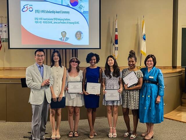 이종복 HS효성USA 법인장이 지난 16일 열린 장학금 전달식에서 우수 학생들과 기념 촬영을 하고 있다. /HS효성