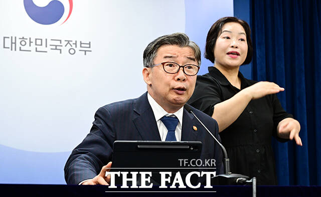 유철환 국민권익위원회 위원장은 19일 청탁금지법 위반 신고 현황 등 제도 운영 실태 점검 결과를 발표했다. /더팩트DB