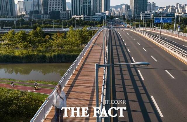 서울시는 19일 오는 9월 경의선 선형의 숲 조성과 연계해 두 교량의 보도 확장 공사에 착수한다고 밝혔다./서울시