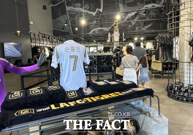 불티나게 팔리고 있는 LAFC의 손흥민 유니폼./LA=황덕준 언론인