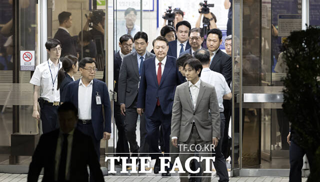 윤석열 전 대통령이 9일 서울 서초구 서울중앙지법에서 열린 직권남용 등 혐의 영장실질심사(구속 전 피의자 심문)를 마친 뒤 대기 장소인 서울구치소로 이동하기 위해 법원을 나서고 있다. /사진공동취재단
