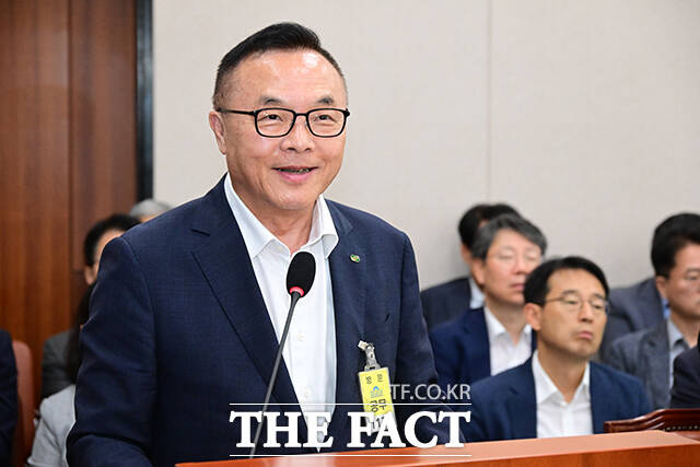 황주호 한국수력원자력 사장이 전체회의에 출석해 질의 답변을 하고 있다.