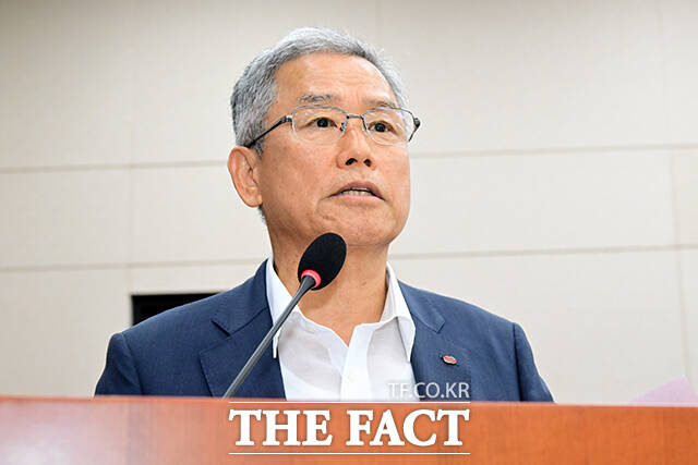 김동철 한국전력 사장이 논란이 된 미국 웨스팅하우스 계약 건에 대해 질의 답변하고 있다.