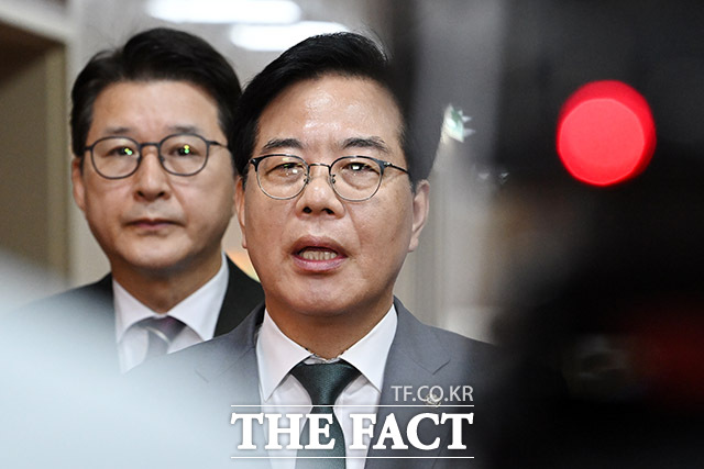 국민의힘 의원들이 특검 정국에 맞서 장외투쟁에 나섰다. 명분을 내세워 강경한 투쟁을 하던 더불어민주당의 장외투쟁과는 사뭇 다른 모습을 보이며 그 배경에 관심이 집중되고 있다. 사진은 송언석 국민의힘 비상대책위원장 겸 원내대표(오른쪽). /남용희 기자