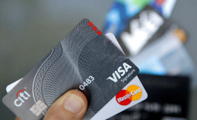 신용카드사에 적용하는 각종 수수료율이 낮아지면서 카드사의 고심이 깊어지고 있다. /뉴시스