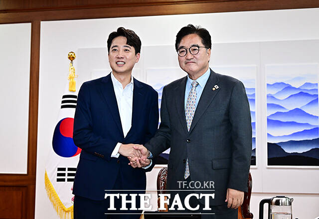 우원식 국회의장이 19일 오후 서울 여의도 국회에서 이준석 개혁신당 대표(왼쪽)를 접견하며 기념사진 촬영을 하고 있다. /국회=배정한 기자