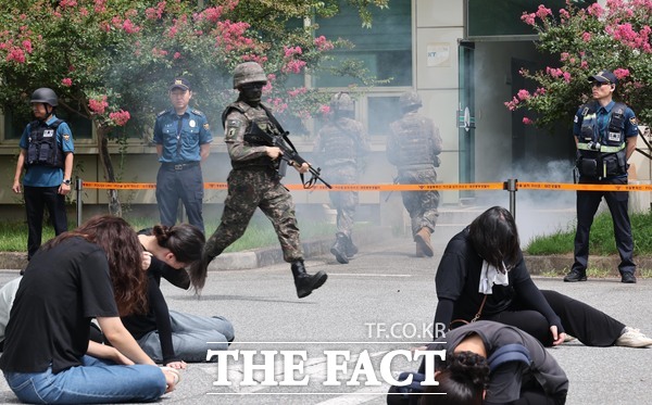 대전 동구가 19일 대전교통공사 판암기지에서 관계기관들과 함께 2025 을지연습 드론 테러 대비 훈련을 실시하고 있는 모습./대전 동구