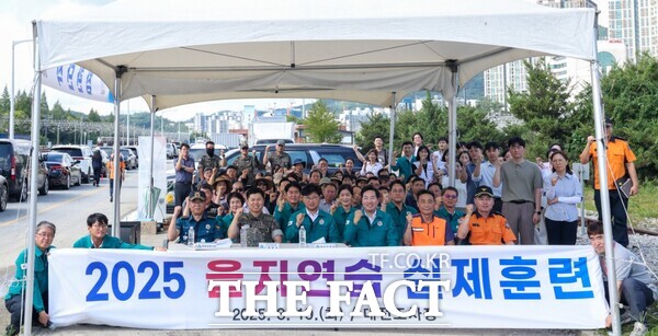 최충규 대덕구청장과 유관기관 관계자들이 19일 대전조차장에서 드론 테러 상황을 가정한 ‘2025년 을지연습 실제훈련’을 마친 후 파이팅을 외치며 기념 촬영을 하고 있다. /대덕구