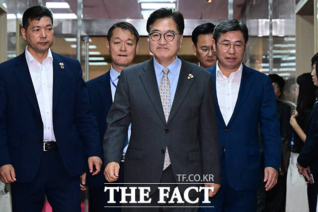 집무실로 향하는 우원식 국회의장.