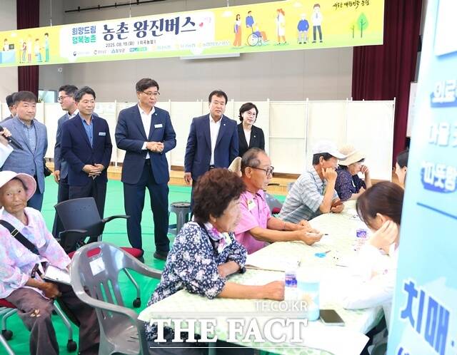 함양군 지곡면 다목적회관에서 처음 운영된 농촌 왕진버스 사업 현장을 찾은진병영(가운데)함양군수/함양군