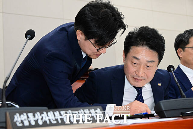 김정관 산업통상자원부 장관(왼쪽)이 19일 서울 여의도 국회에서 열린 산업통상자원중소벤처기업위원회 전체회의에 참석해 이호현 산업부 2차관과 대화하고 있다.