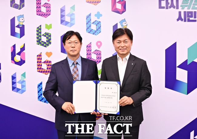 조용익 부천시장이 제5대 이강인(61) 부천여성청소년재단 대표이사에게 임명장을 수여하고 있다./부천여성청소년재단