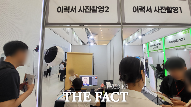 구직자들이 서울시 중장년 일자리 박람회 이력서 사진 촬영 부스에서 사진을 찍고 있다. /정소양 기자