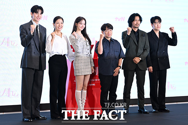 배우 이채민 서이숙 임윤아, 장태유 감독, 배우 최규화 오의식(왼쪽부터)이 19일 오후 서울 구로구 신도림 디큐브시티 더 세인트 그랜드볼룸에서 열린 tvN 토일드라마 폭군의 셰프 제작발표회에 참석해 포즈를 취하고 있다. /남용희 기자