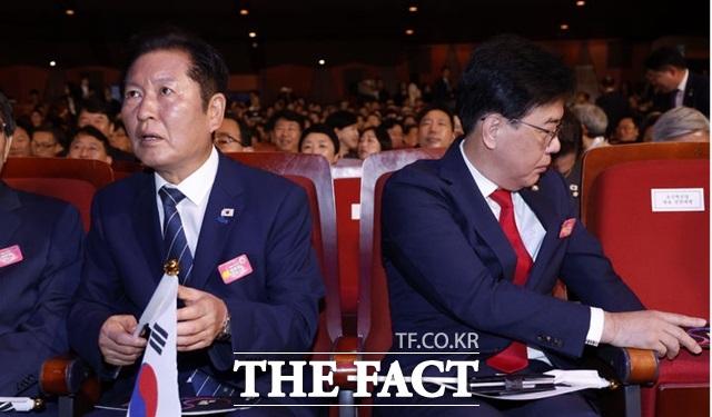 지난 15일 서울 세종문화회관에서 열린 80주년 광복절 경축식에 참석한 정청래 더불어민주당 대표와 송언석 국민의힘 비상대책위원장이 서로 눈길조차 마주치지 않으며 대립하는 모습./ 뉴시스