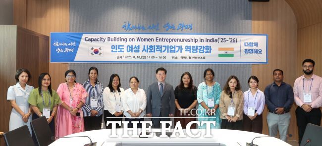 박승원 광명시장(왼쪽 7번째)이 초덴 갸초 인도 시킴주 상업산업부 차관보(8번째) 등 인도 중앙부처와 지방정부 정책 담당자들과 기념사진을 촬영하고 있다./광명시