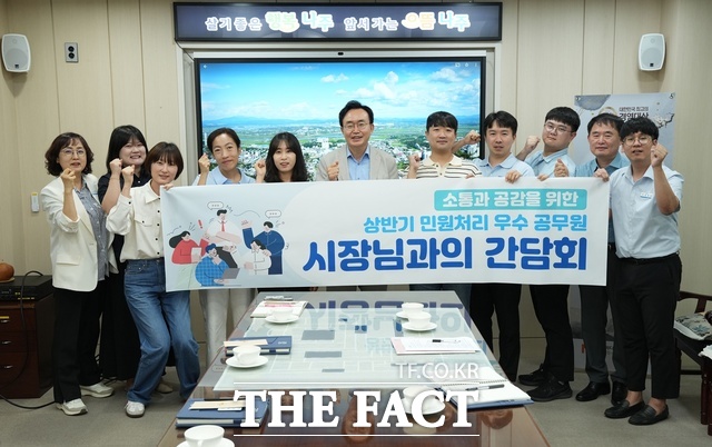 나주시가 상반기 민원 처리 우수 직원 간담회를 개최하고 기념사진을 찍고 있다./나주시