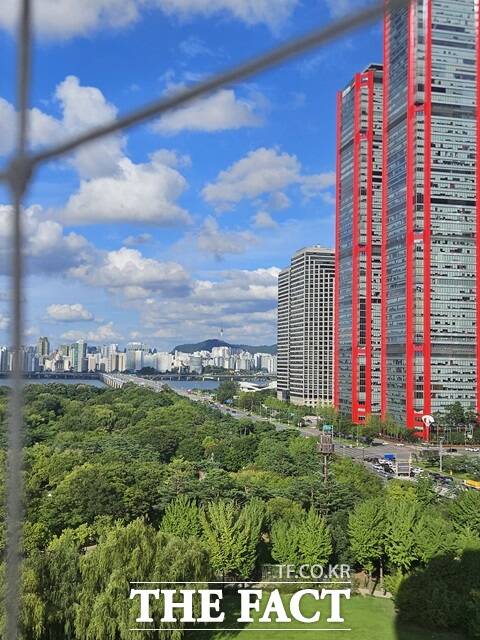 130m 상공에서 남산타워 방향을 바라본 장면./설상미 기자