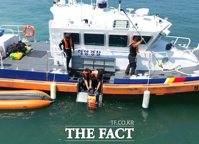 19일 충남 보령 대천해수욕장에서 저체온 환자 구조 및 처치 훈련인 수상사고 대응 합동 모의훈련을 진행하고 있다. /대전시교육청