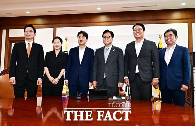 이준석 개혁신당 대표를 비롯한 당 지도부가 19일 우원식 국회의장을 만나 정치적 다원성 확보에 힘써달라고 촉구했다. /배정한 기자