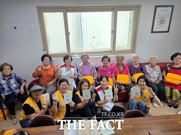 대한적십자사 대전세종지사 대전재난심리회복지원센터가 19일 대전역 인근 쪽방촌 일대 및 지하상가에서 재난취약계층 대상 재난심리회복지원 홍보 캠페인을 전개했다. 사진은 동구 신하동 마을회관에서 고령층 주민을 대상으로 폭염예방교육 및 심리지원 활동 진행 모습./대한적십자사 대전세종지사