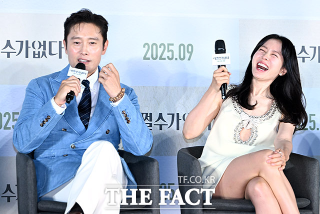 배우 이병헌(왼쪽)과 손예진이 19일 오전 서울 용산구 CGV 용산 아이파크몰에서 열린 영화 어쩔수가없다 제작보고회에 참석해 질문에 답하며 환하게 웃고 있다. /남용희 기자