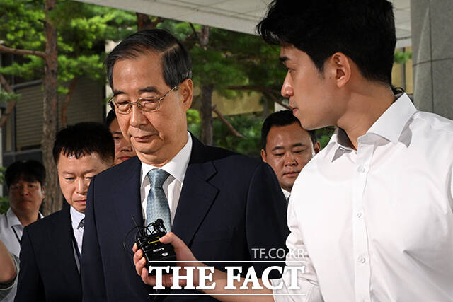 한덕수 전 국무총리가 19일 오전 서울 서초구 서울고등검찰청 청사에 마련된 내란 특검 사무실에 피의자 신분으로 출석하고 있다. /서예원 기자