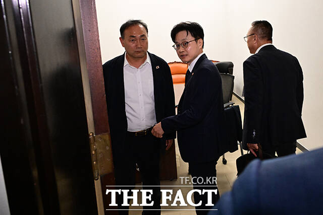 이철규 위원장은 이날 회의를 정회하고 여야 간사, 김정관 산자부 장관, 황주호 한수원 사장과 비공개 면담을 진행했다.