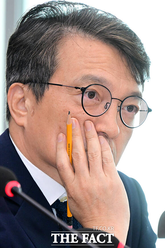 김의겸 새만금개발청장이 19일 오전 서울 여의도 국회에서 열린 국토교통위원회 전체회의 출석해 국토부에 대한 위원 질의를 들으며 생각에 잠겨있다. /국회=남윤호 기자