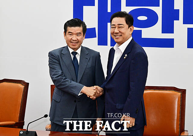 김병기 더불어민주당 원내대표(오른쪽)가 19일 오전 서울 여의도 국회에서 제임스 김 주한미국상공회의소(암참) 회장을 접견하며 기념사진 촬영을 하고 있다. /국회=배정한 기자