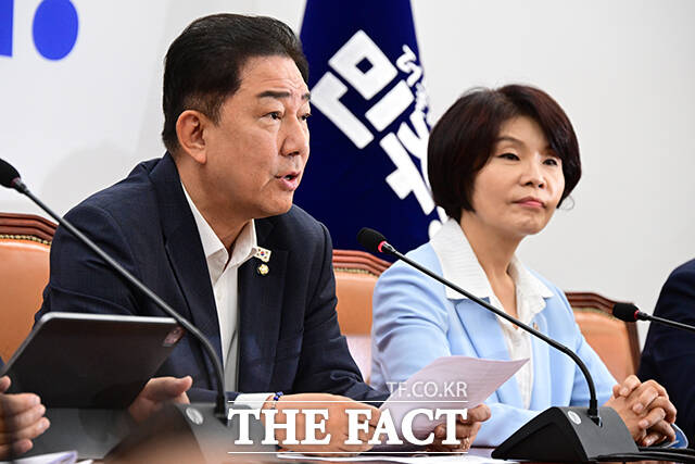 더불어민주당이 오는 21일 국회 본회의에서 노란봉투법·상법 개정안 등 쟁점 법안 처리를 예고한 가운데 국민의힘의 본회의 연기 요청에 대해 협의는 열려 있지만 24일 이후로 넘기는 건 안 된다고 선을 그었다. 사진은 김병기 원내대표(왼쪽)와 한정애 정책위의장. /남윤호 기자