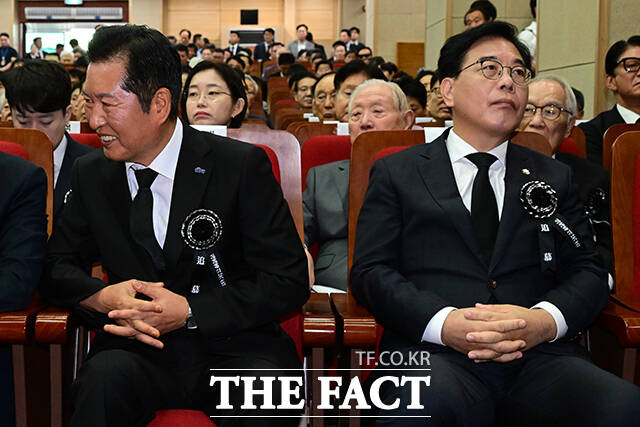 정청래 더불어민주당 대표와 송언석 국민의힘 비상대책위원장 겸 원내대표가 지난 18일 서울 동작구 국립서울현충원 현충관에서 김대중 전 대통령 서거 16주기 추도식 참석해 나란히 앉아있다. /남윤호 기자