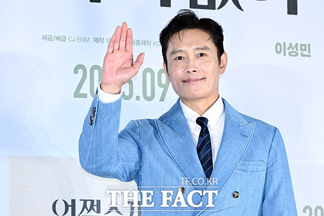 배우 이병헌이 19일 오전 서울 용산구 CGV 용산 아이파크몰에서 열린 영화 어쩔수가없다 제작보고회에 참석해 포즈를 취하고 있다. /남용희 기자